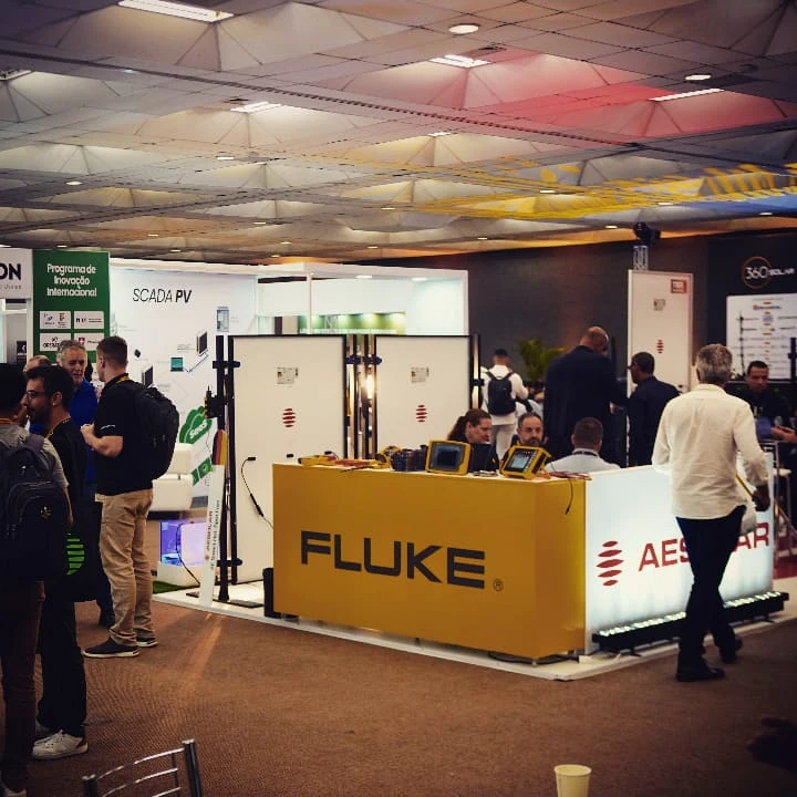 Estande em feira com execução visual e estrutural